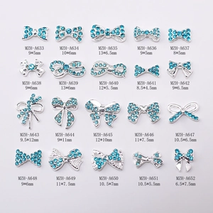 Assortiment de breloques nœuds argentés avec strass bleu clair en diverses tailles