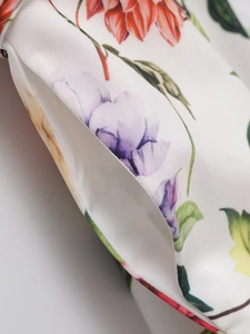 Vue détaillée de la poche latérale et de l'imprimé fleuri sur la robe midi en popeline