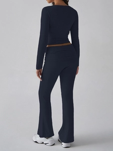 Vue arrière du haut court à manches longues bleu foncé et du pantalon de yoga évasé