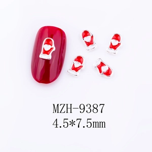 Makroansicht von Weihnachts-Handschuh-Nagelkunst mit Herz-Detail und Maß 4.5*7.5mm