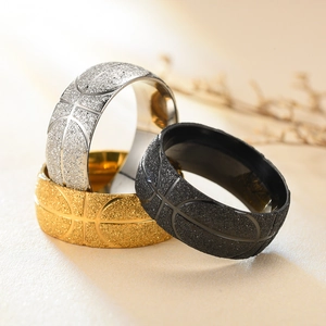 Detalle de anillos de baloncesto mate en plata, oro y negro de acero inoxidable