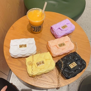 Mini bolsos bandolera de gelatina con diseño acolchado y cadenas doradas en cinco colores