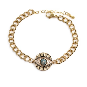 Bracciale a catena Malocchio placcato oro con cristalli blu e bianchi su sfondo bianco
