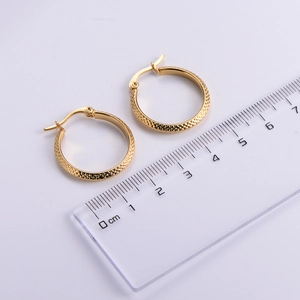 Détail des boucles d'oreilles créoles dorées de 2 cm avec règle de mesure de taille