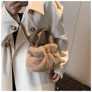 Détail du sac seau en fausse fourrure camel avec texture plissée et bandoulière