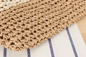 Détail du sac en corde de papier tissé à la main avec gland et perles pour vacances à la mer