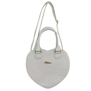 Vue détaillée du sac à main cœur blanc avec texture crocodile et garnitures dorées en métal