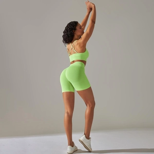 Rückansicht von neongrünem, geripptem Yoga-Set mit Cross-Back-BH und Radlerhose