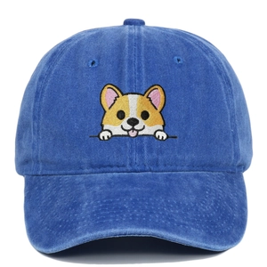 Détail de la broderie de chien Corgi sur casquette de baseball en coton délavé bleu