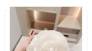 Detail der weißen Abendtasche mit 3D-Seidenrosenblättern und eleganter Kettenriemen