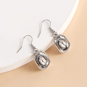 Détail de boucles d'oreilles chapeau de cowboy argent vintage avec texture tressée