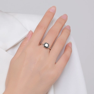 Bague en argent sterling S925 avec zircon carré portée par un mannequin sur fond blanc
