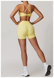 Détail du soutien-gorge de yoga à dos croisé et short de fitness taille haute jaune clair