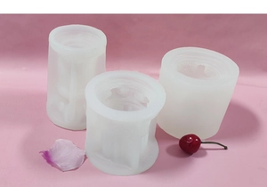 Tres moldes de silicona translúcidos para velas en forma cilíndrica sobre fondo rosa