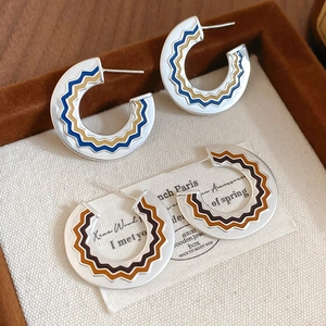 Eleganti orecchini a cerchio a C in argento con smalto colorato e perni in argento 925