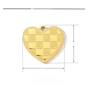 Vue détaillée d'un pendentif cœur doré avec motif à damier et dimensions de 15mm par 13mm