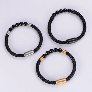 Bracciale in pelle intrecciata con perle di onice e chiusura magnetica in acciaio inox