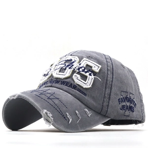 Graublaue Baseballkappe aus gewaschenem Denim mit 1985-Stickerei und Vintage-Details