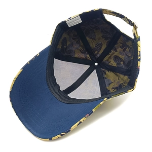 Innendetail der floralen Baseballkappe mit 100% Polyester-Etikett und Netzfutter