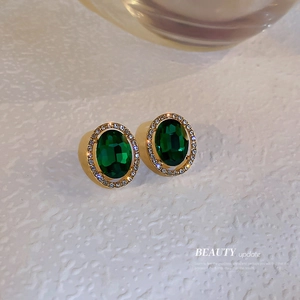 Eleganti orecchini vintage dorati con gemma verde ovale e pavé di strass