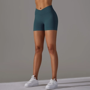 Dettaglio degli shorts da yoga senza cuciture con vita a incrocio e maglia a coste verde scuro