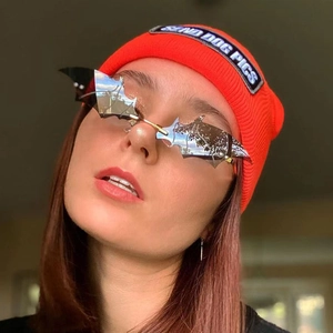 Lunettes de soleil sans monture en forme de chauve-souris avec verres miroir argent