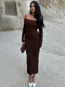 Élégante robe longue marron foncé à épaules dénudées et manches longues ajustée