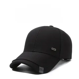 Détail d'une casquette de baseball noire en coton avec boucle en métal et étiquette sport