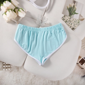 Flachbild von hellblauen Yoga-Shorts mit weißem Rand auf weichem weißem Hintergrund