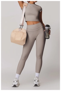Dettaglio del set yoga spazzolato a vita alta con top corto in colore grigio taupe