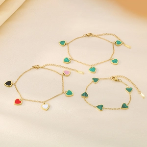 Tre bracciali in acciaio inossidabile placcati oro 18K con ciondoli a cuore colorati