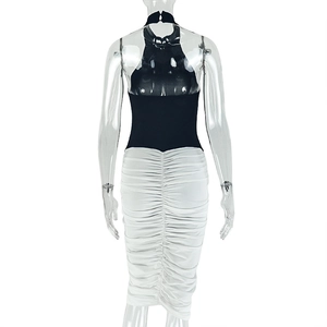 Vue arrière de la robe dos nu noir et blanc avec détails de fronces et plis élégants