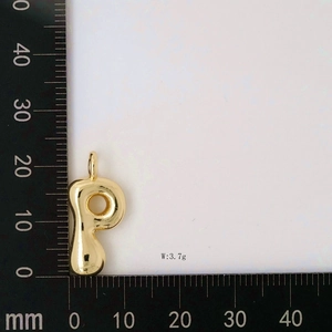 Detailed view of bubble letter P pendant in gold finish with size and weight reference