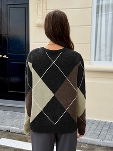 Vue de dos d'un pull en tricot pour femme avec motif de losanges gris et kaki mélangés