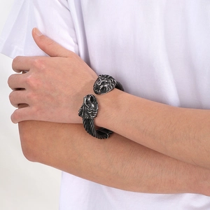 Dettaglio del bracciale da uomo con doppia testa di leone in cavo d'acciaio al polso
