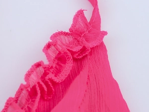 Détails macro des volants en mousseline rose et texture du tissu de la robe