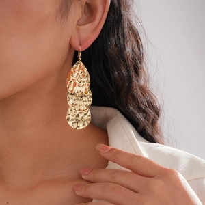 Boucles d'oreilles élégantes à triple goutte dorée avec finition texturée et crochet