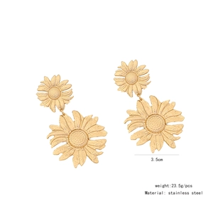 Detailansicht der 3,5 cm goldene Gänseblümchen-Ohrringe aus Edelstahl mit Gewichtsanzeige