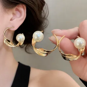 Eleganti orecchini a perla in foglia d'oro e d'argento con grandi perle tonde