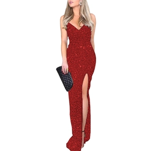 Détail du col en V plongeant et de la fente haute de la robe de soirée rouge à paillettes