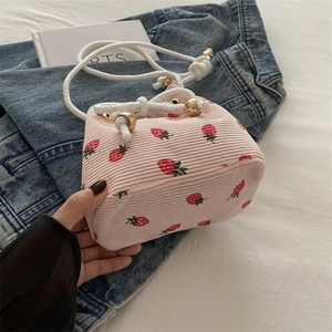 Borsa a secchiello in velluto rosa con stampa fragola, coulisse e perla d'oro