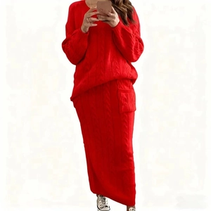 Détails de l'ensemble deux pièces en maille torsadée rouge avec textures et poches