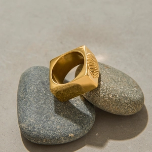 Détail d'une bague carrée vintage plaquée or 18k avec motif coquillage