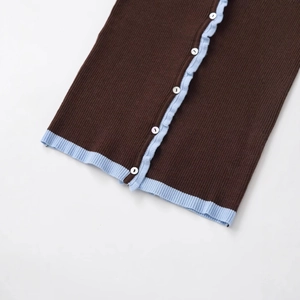 Schmal geschnittene Strickjacke in Dunkelbraun mit himmelblauen Rippstrickkanten