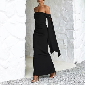 Détail de la robe noire moulante épaules dénudées avec long ruban et fente latérale