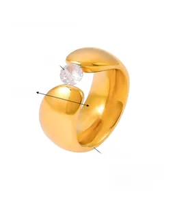 Details zum 18k vergoldeten Titanstahlring mit breitem Band und Zirkonia-Stein