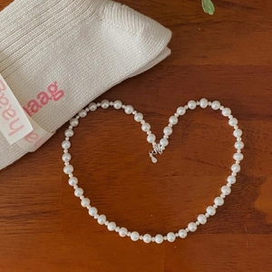 Elegant 925 sterling silver pearl necklace with alternating beads in a heart layout