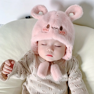 Dettaglio del cappello da orsetto rosa in peluche per neonati con viso ricamato