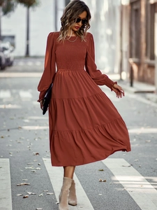 Détail de robe étagée à manches longues marron rouge avec taille haute plissée