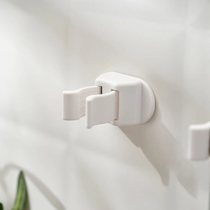 Japanese minimalist white adhesive wall-mounted mop holder with automatic clamp structure